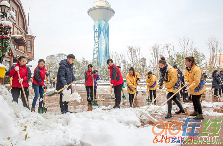 扫雪报道稿：千人扫雪迎游客