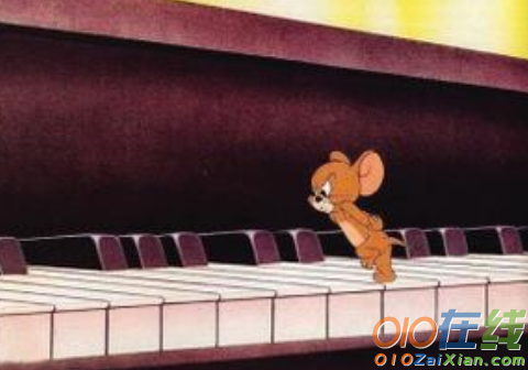 会弹钢琴的小小老鼠的睡前故事