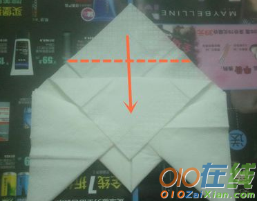 餐巾纸折蝉的方法