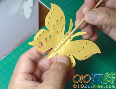 蝴蝶的剪纸剪法步骤图