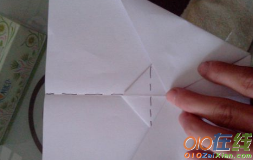 折纸飞机飞得远的折法