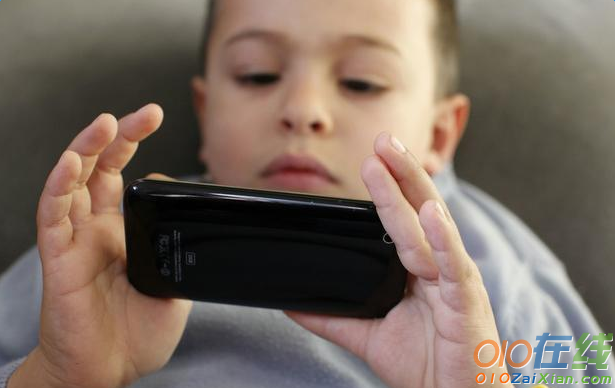 孩子沉迷玩手机的危害，父母必看！
