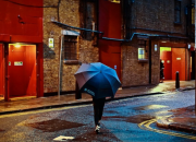 等你在雨中 余光中
