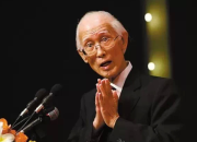 作家余光中：一出國(guó)門，耳朵便放假。