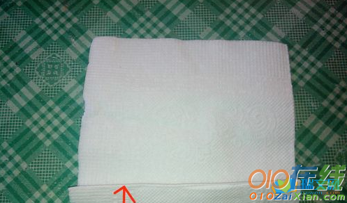 餐巾纸玫瑰花的折法