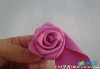 怎么拿海绵纸折玫瑰花