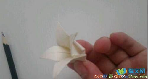 简单折纸百合花折法